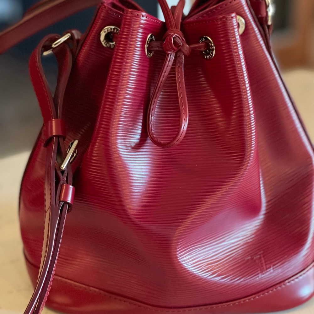 LV Noe Epi in Fuschia. Bought in 2013, used less than 5 times. Mint condition.